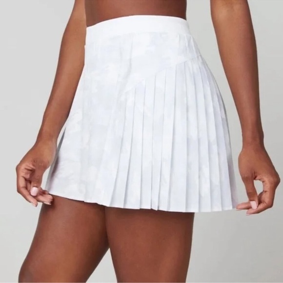 SPANX Dresses & Skirts - SPANX Get Moving White Camo Pleated Booty Boost Tennis Skirt Skort Size Large